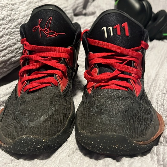 Kyrie Infinity (Bred GS) - Picture 2 of 5